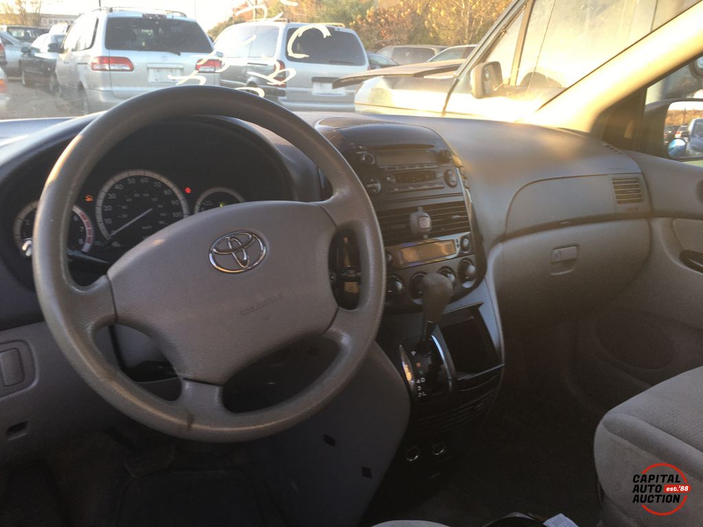 2005 Toyota Sienna 13