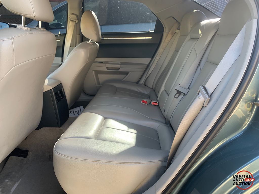 2006 Chrysler 300 9