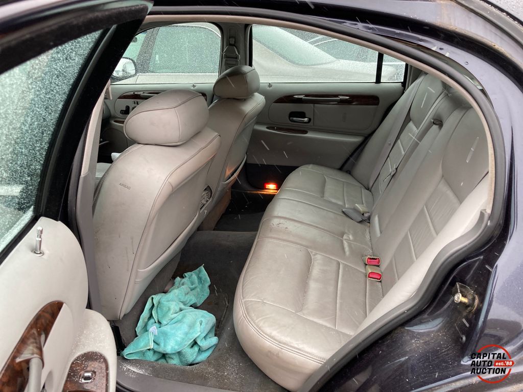 1999 Lincoln Town Car 9