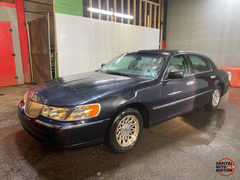 1999 Lincoln Town Car 1