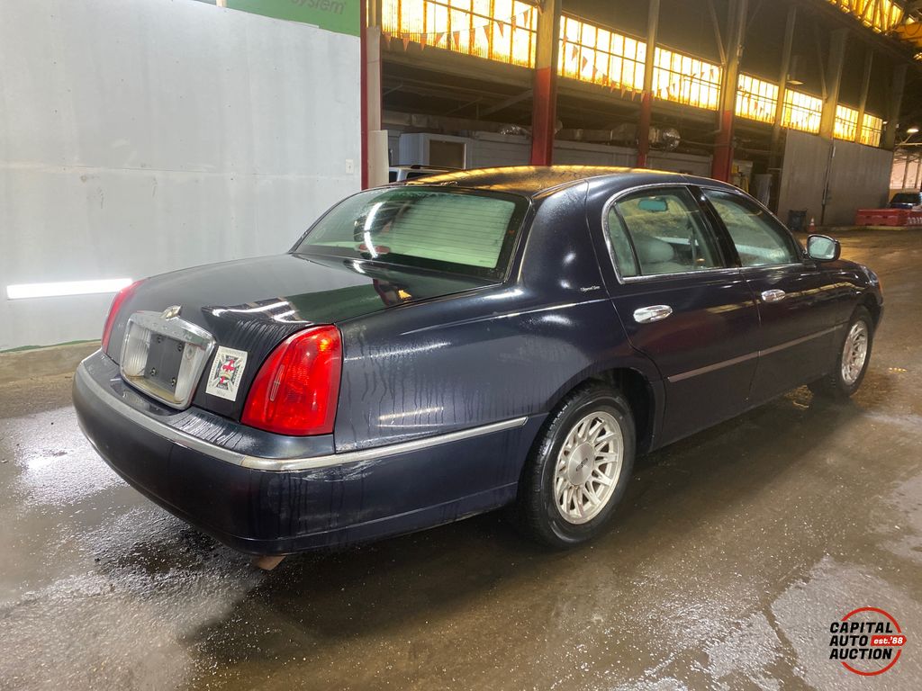 1999 Lincoln Town Car 3