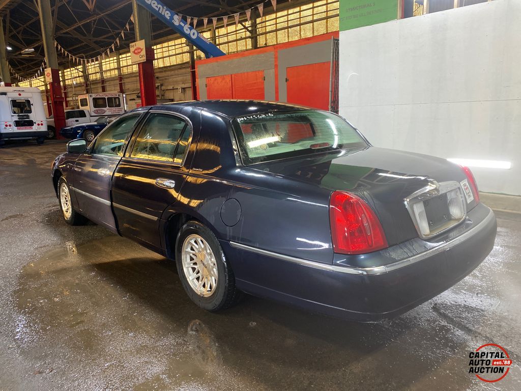 1999 Lincoln Town Car 2