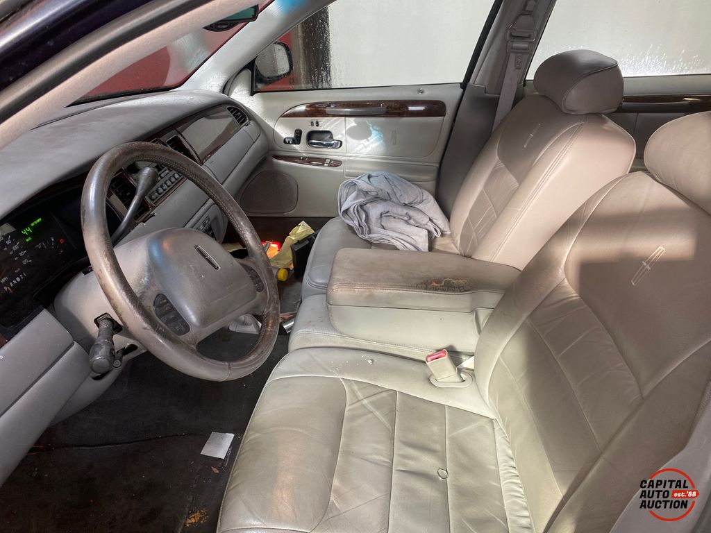 1999 Lincoln Town Car 8