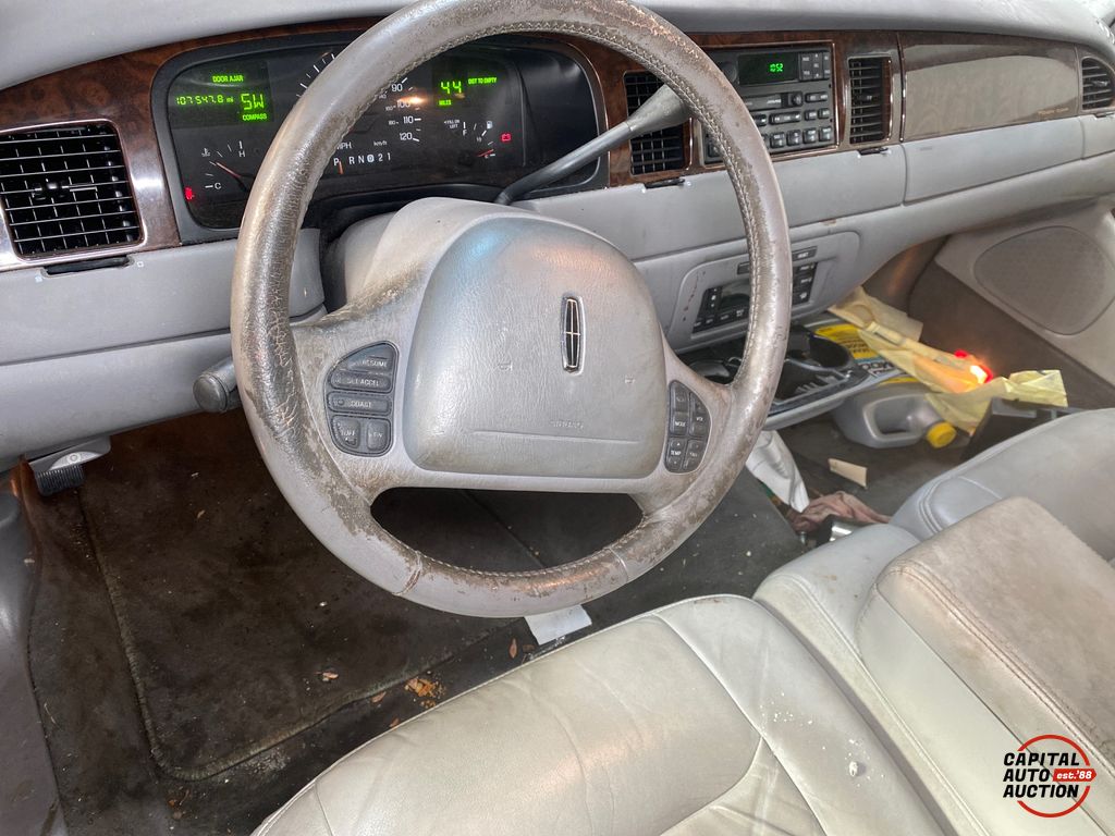 1999 Lincoln Town Car 11