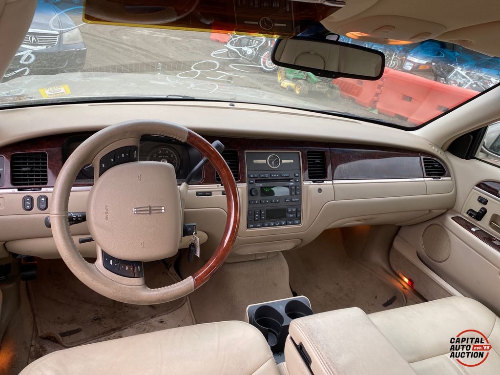 2009 Lincoln Town Car 11
