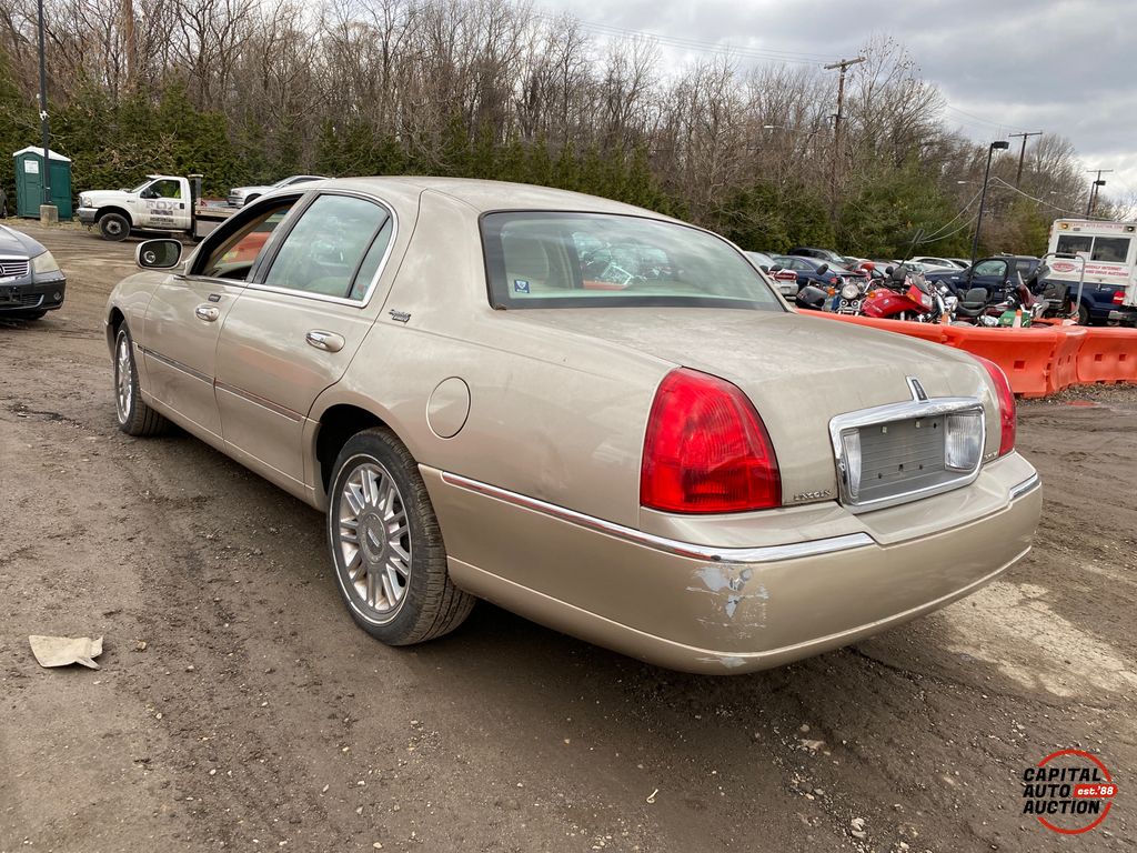 2009 Lincoln Town Car 2