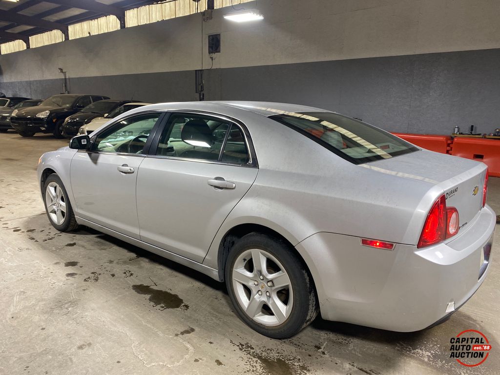 2010 Chevrolet Malibu 2