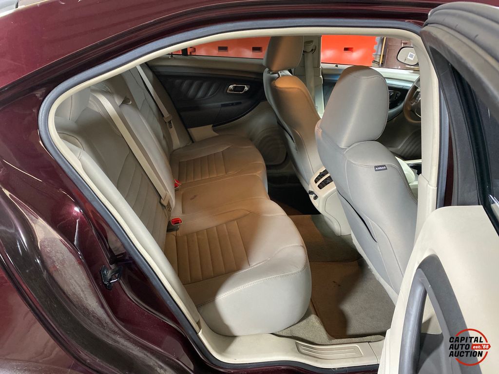 2011 Ford Taurus 9