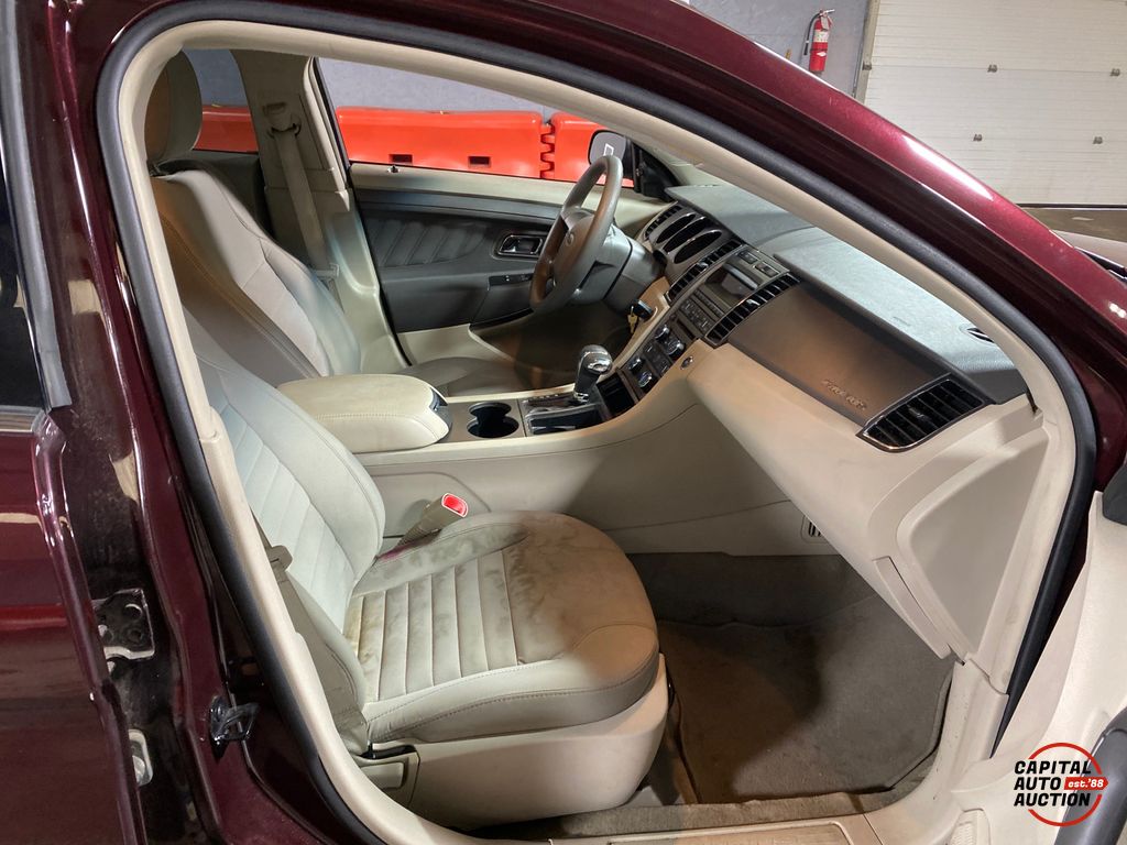 2011 Ford Taurus 8