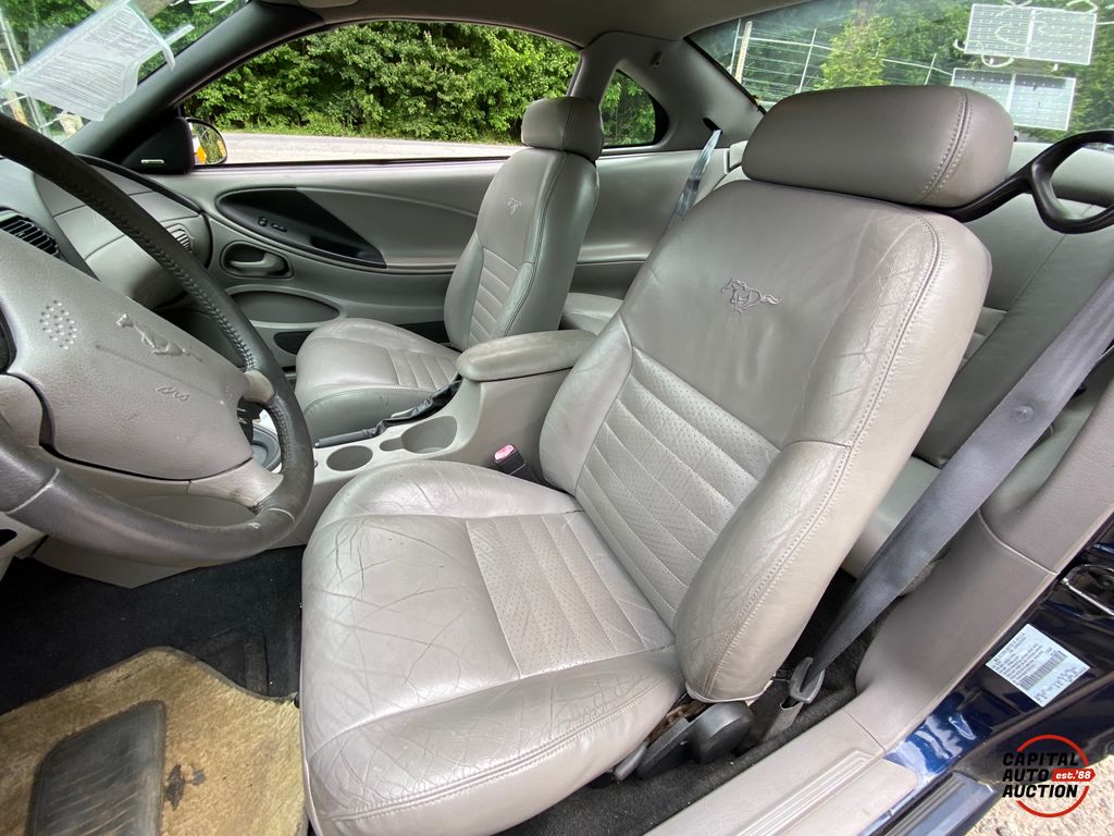 2001 Ford Mustang 8
