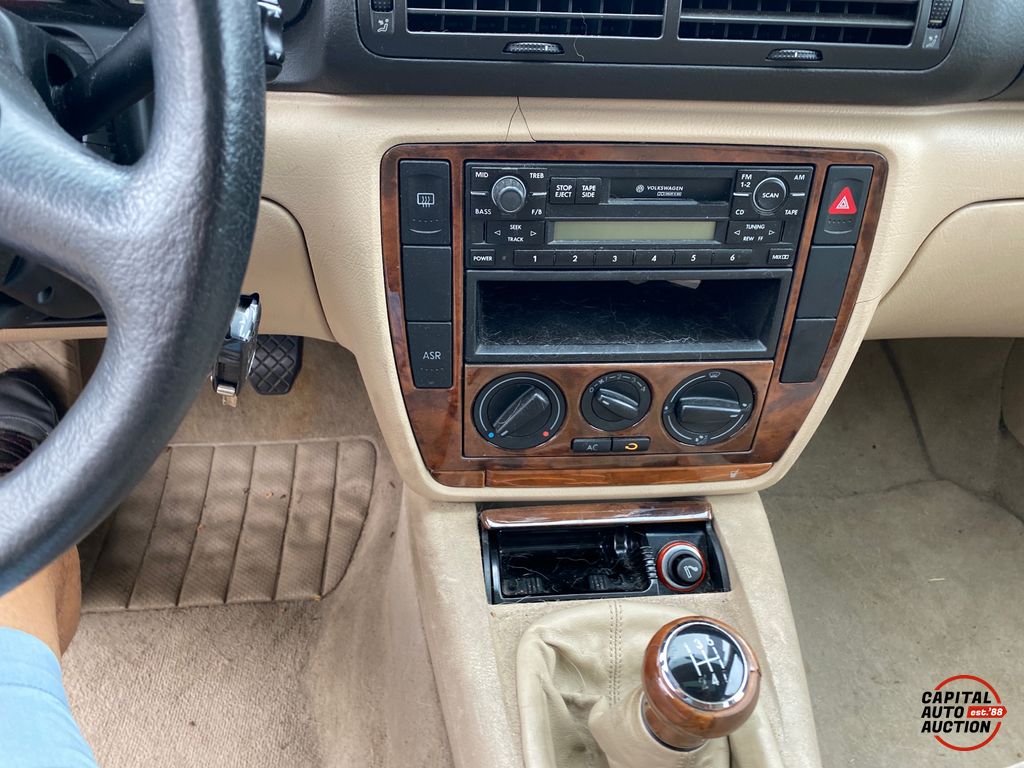 2000 VOLKSWAGEN Passat 11