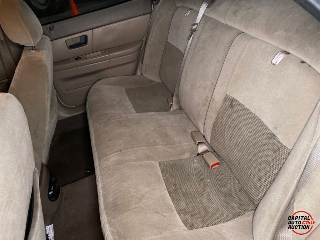 2004 Ford Taurus 9