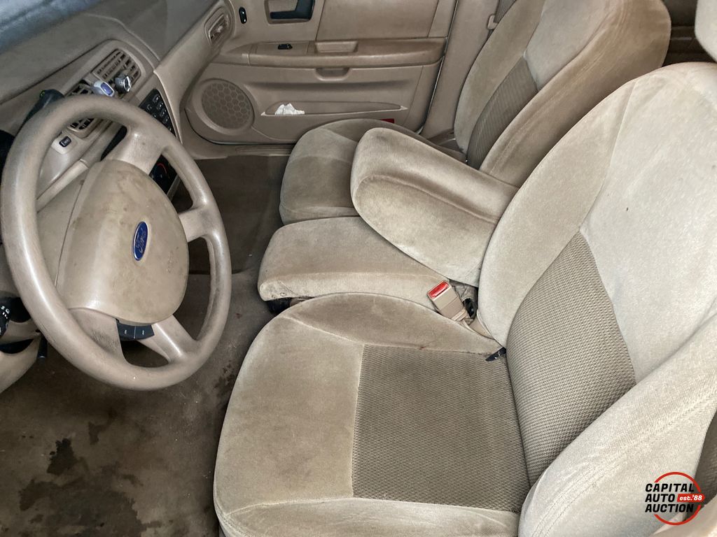 2004 Ford Taurus 8