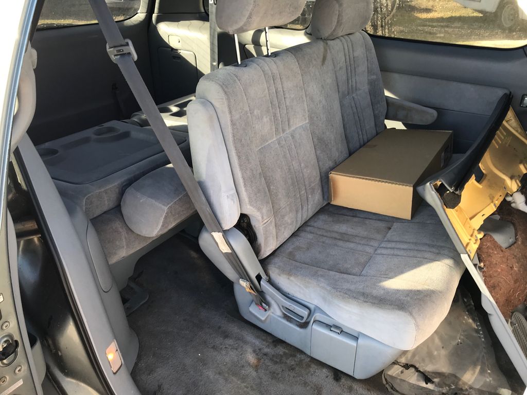 1999 Toyota Sienna 9