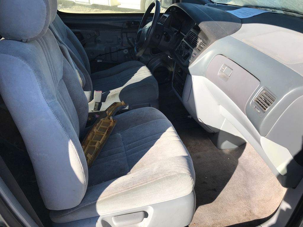 1999 Toyota Sienna 8