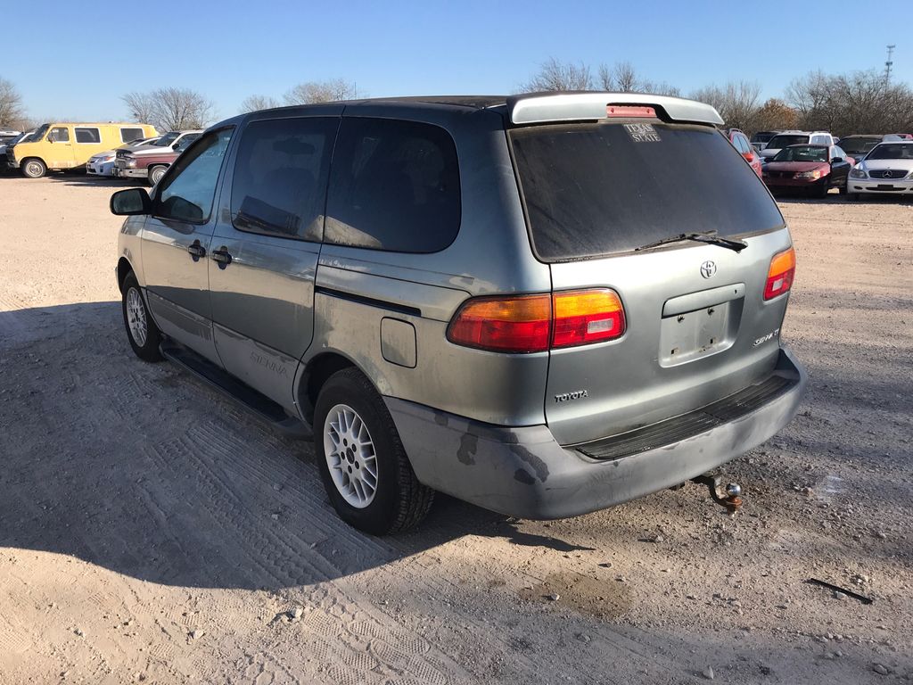 1999 Toyota Sienna 2