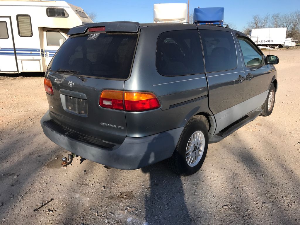 1999 Toyota Sienna 3