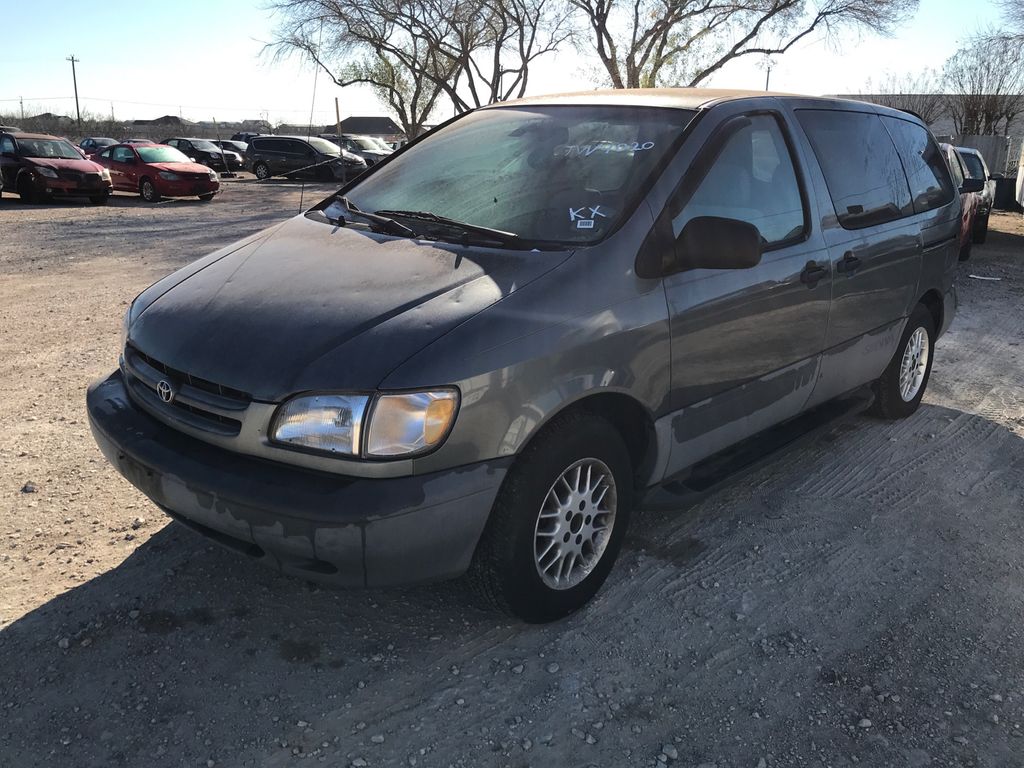 1999 Toyota Sienna 1