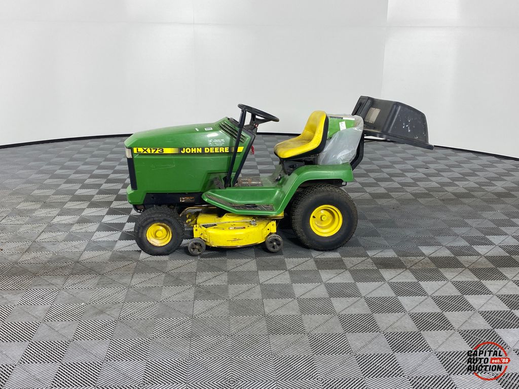 John Deere LX173 11