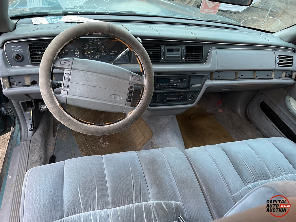 1993 Ford Crown Victoria 10