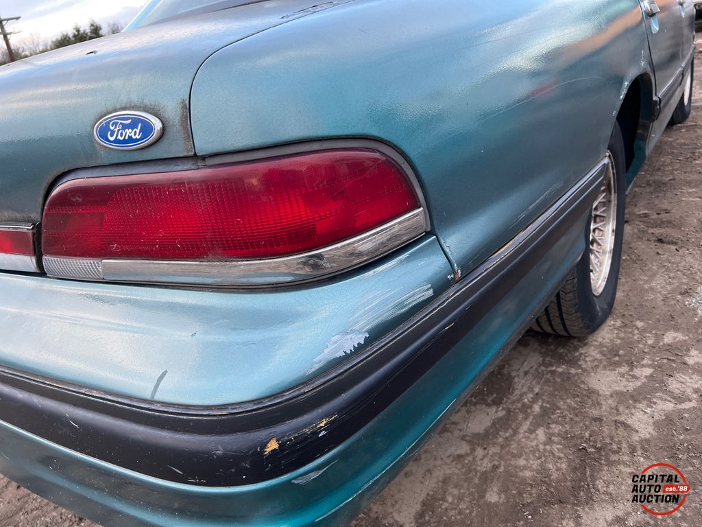 1993 Ford Crown Victoria 13