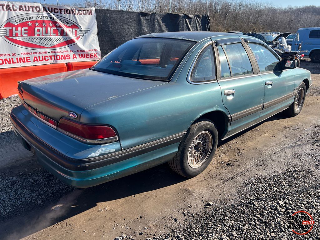 1993 Ford Crown Victoria 3