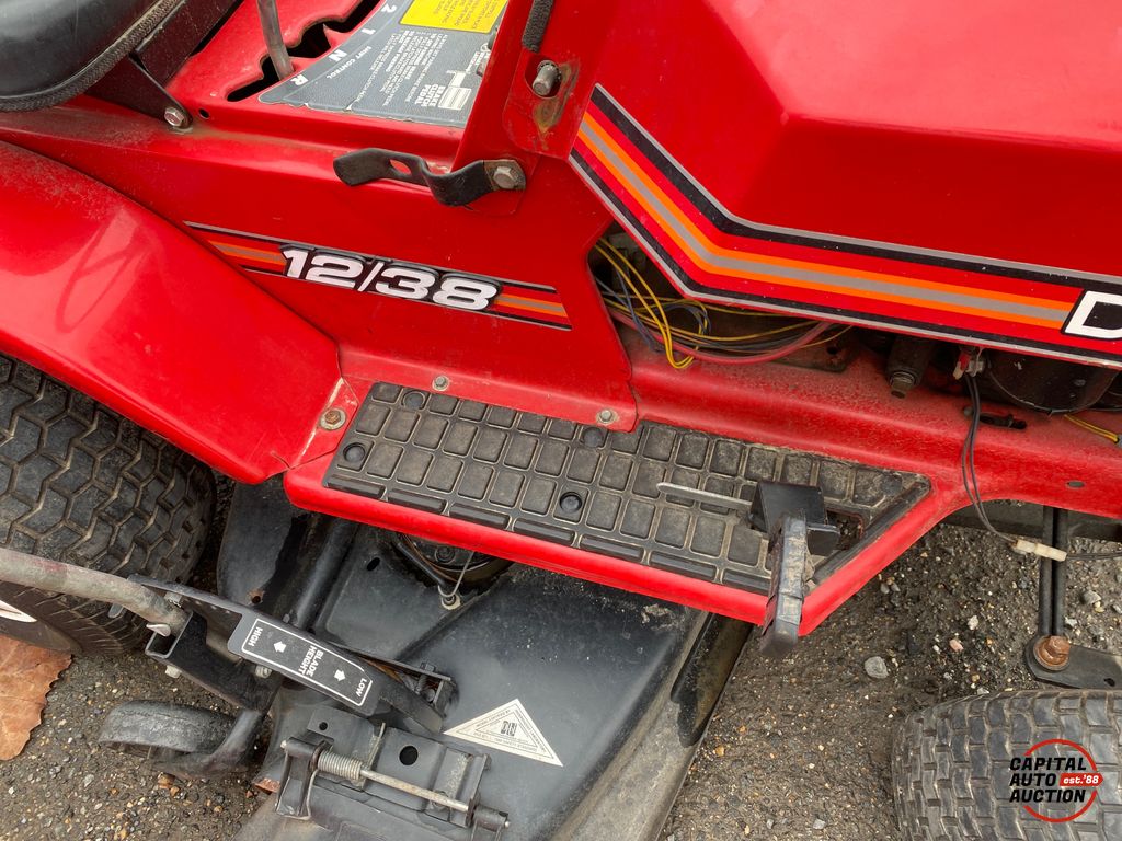 1991 DYNAMARK RIDING MOWER 18