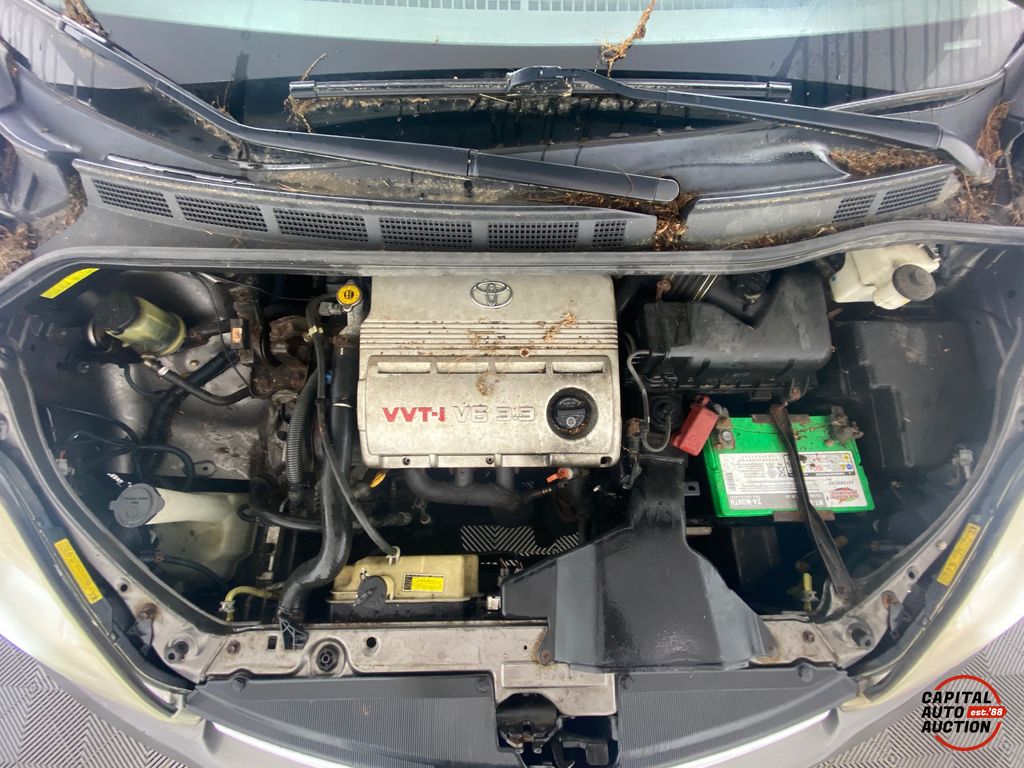 2004 TOYOTA SIENNA 9