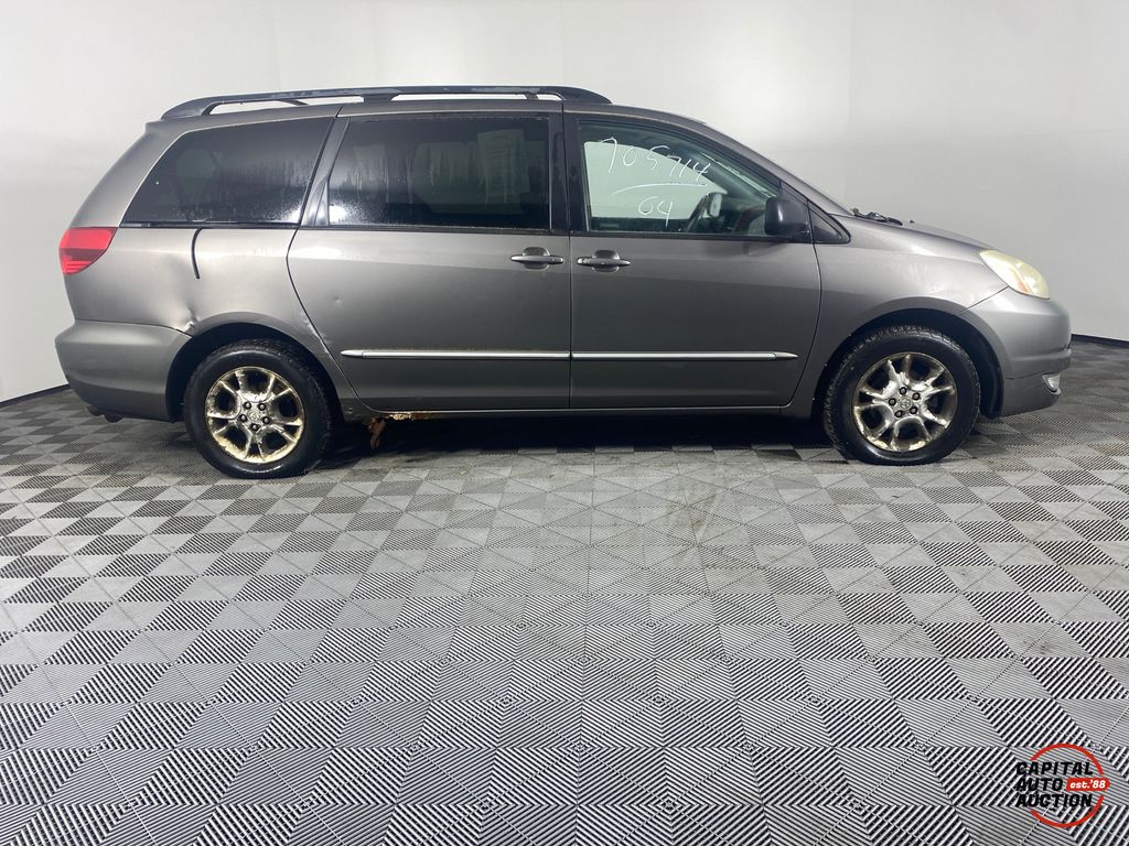 2004 TOYOTA SIENNA 18