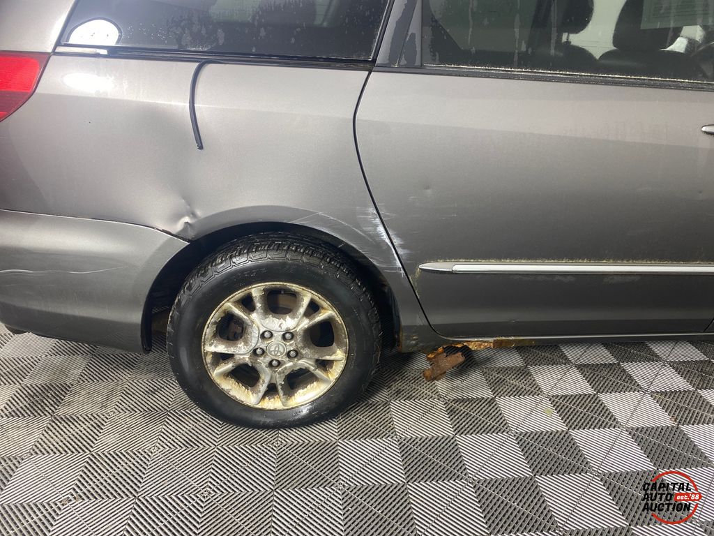 2004 TOYOTA SIENNA 11