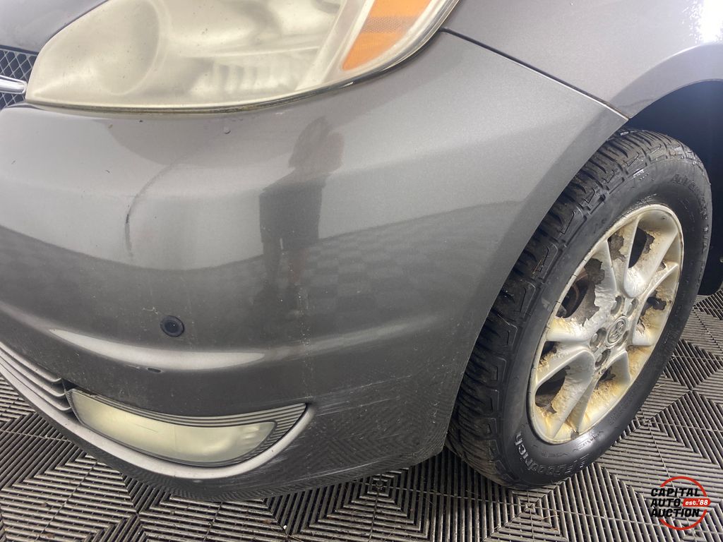 2004 TOYOTA SIENNA 13