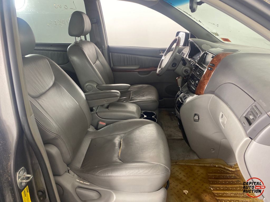 2004 TOYOTA SIENNA 7