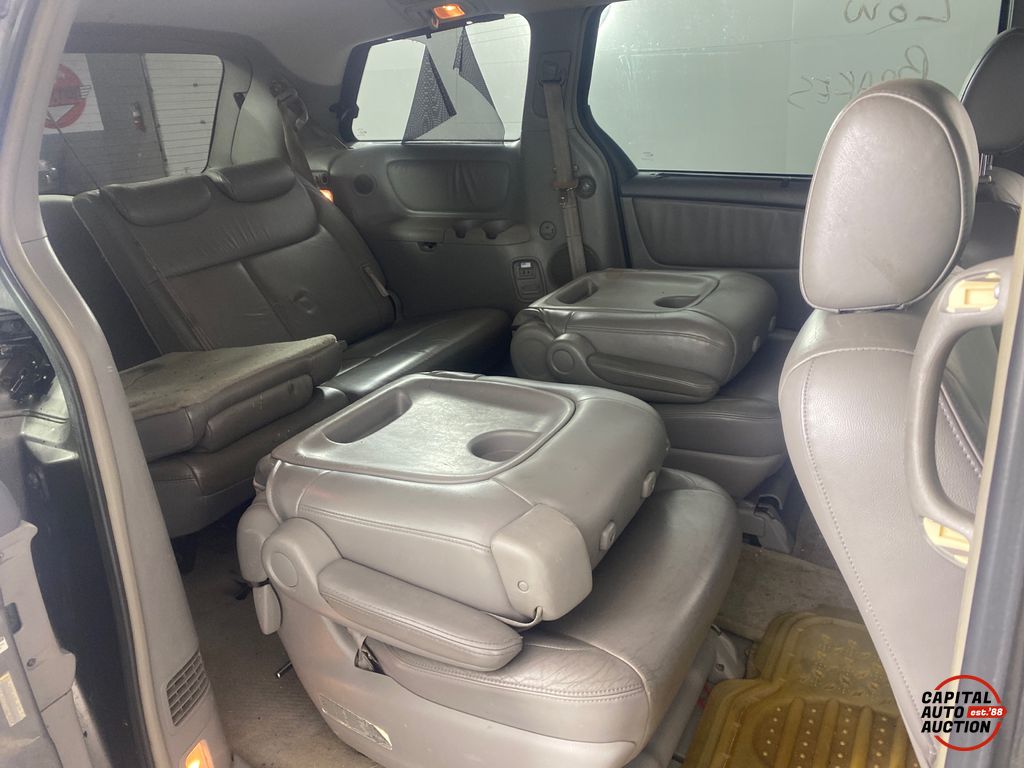 2004 TOYOTA SIENNA 8