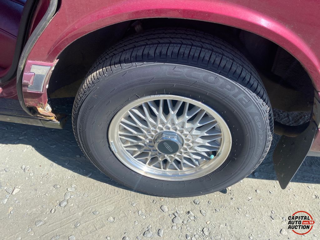 1993 LINCOLN TOWN CAR 11