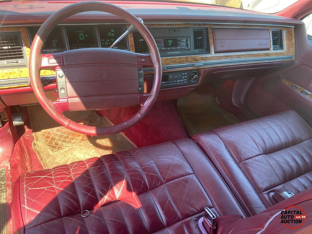 1993 LINCOLN TOWN CAR 10