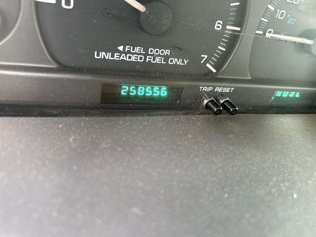 2000 Chrysler Town and Country 4