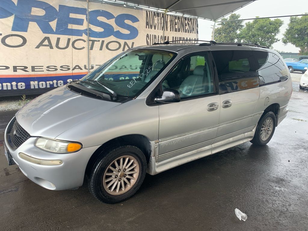 2000 Chrysler Town and Country 1