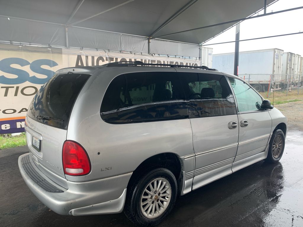 2000 Chrysler Town and Country 3