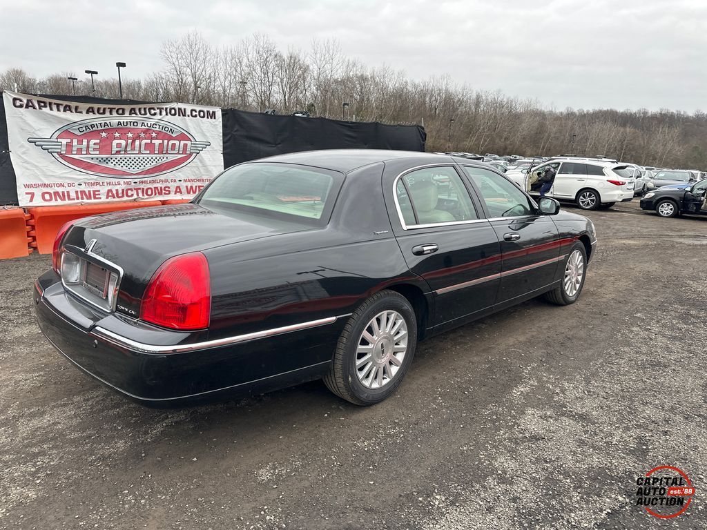 2003 LINCOLN TOWN CAR 3