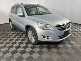 2011 VOLKSWAGEN Tiguan