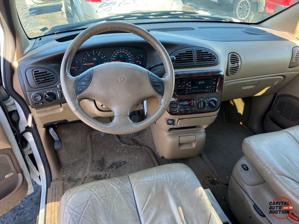 1998 Chrysler Town and Country 10