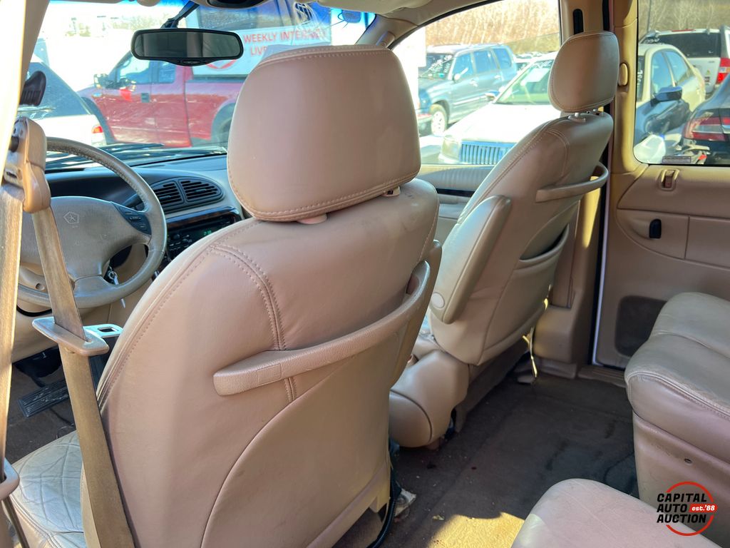 1998 Chrysler Town and Country 13