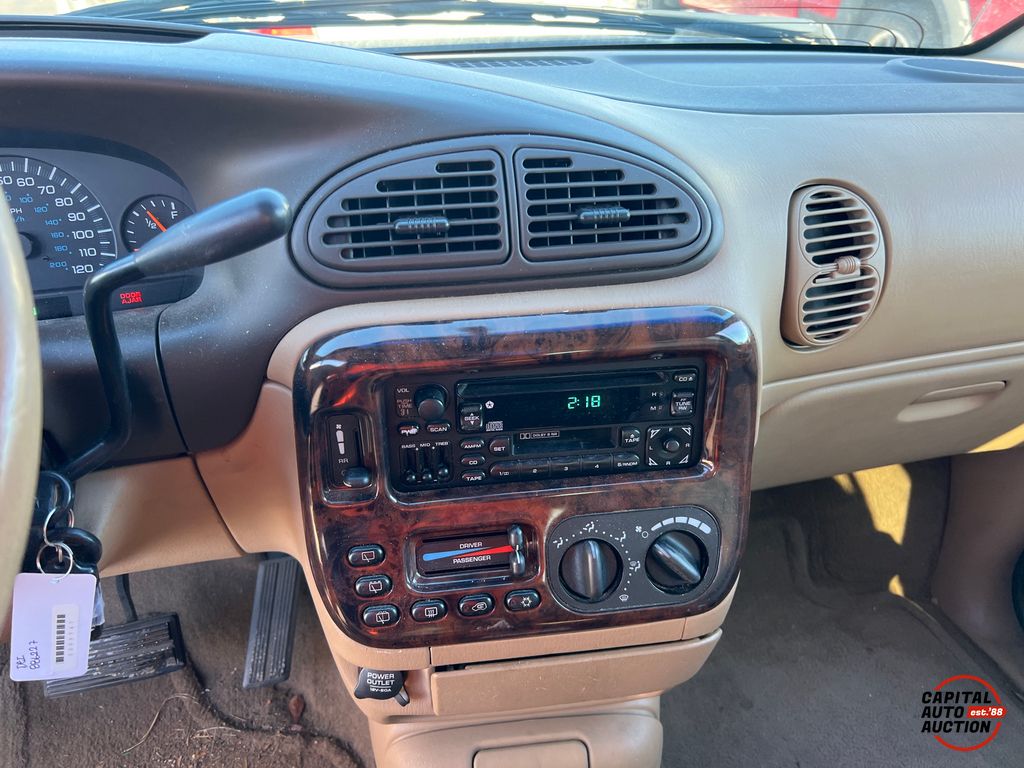 1998 Chrysler Town and Country 12