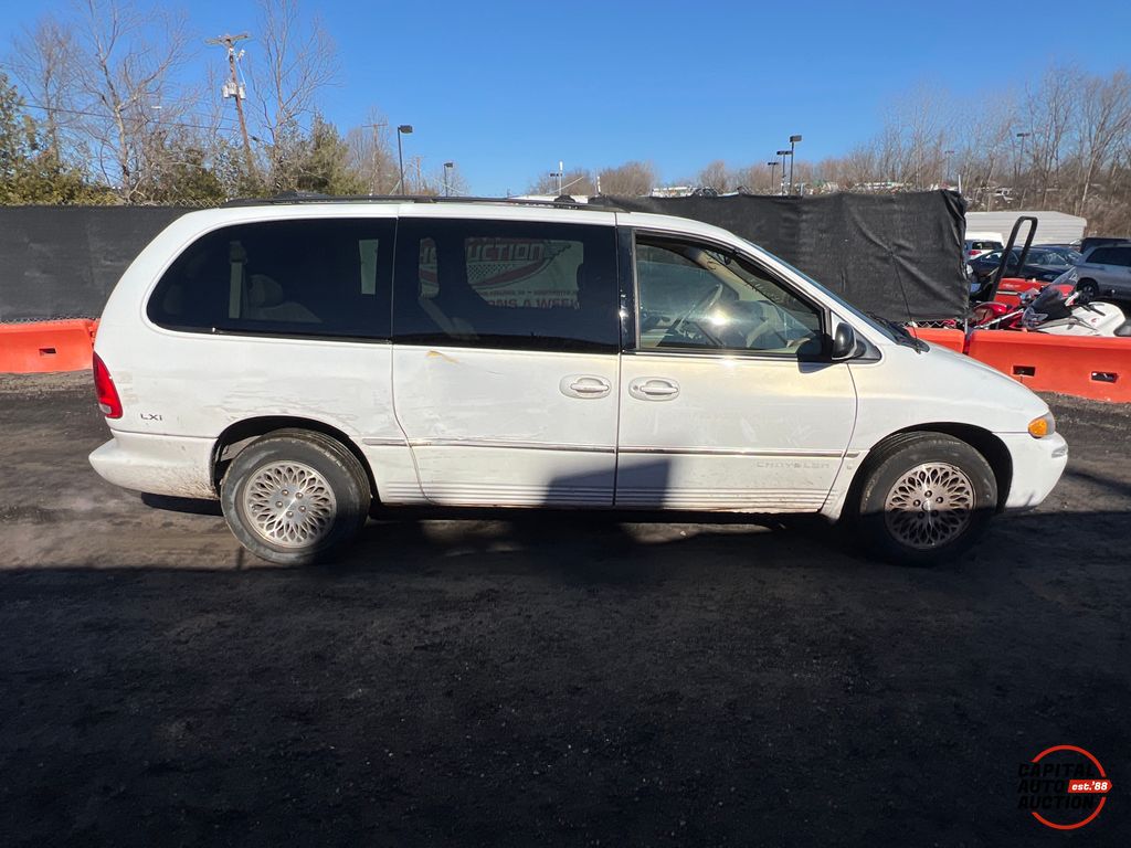 1998 Chrysler Town and Country 17