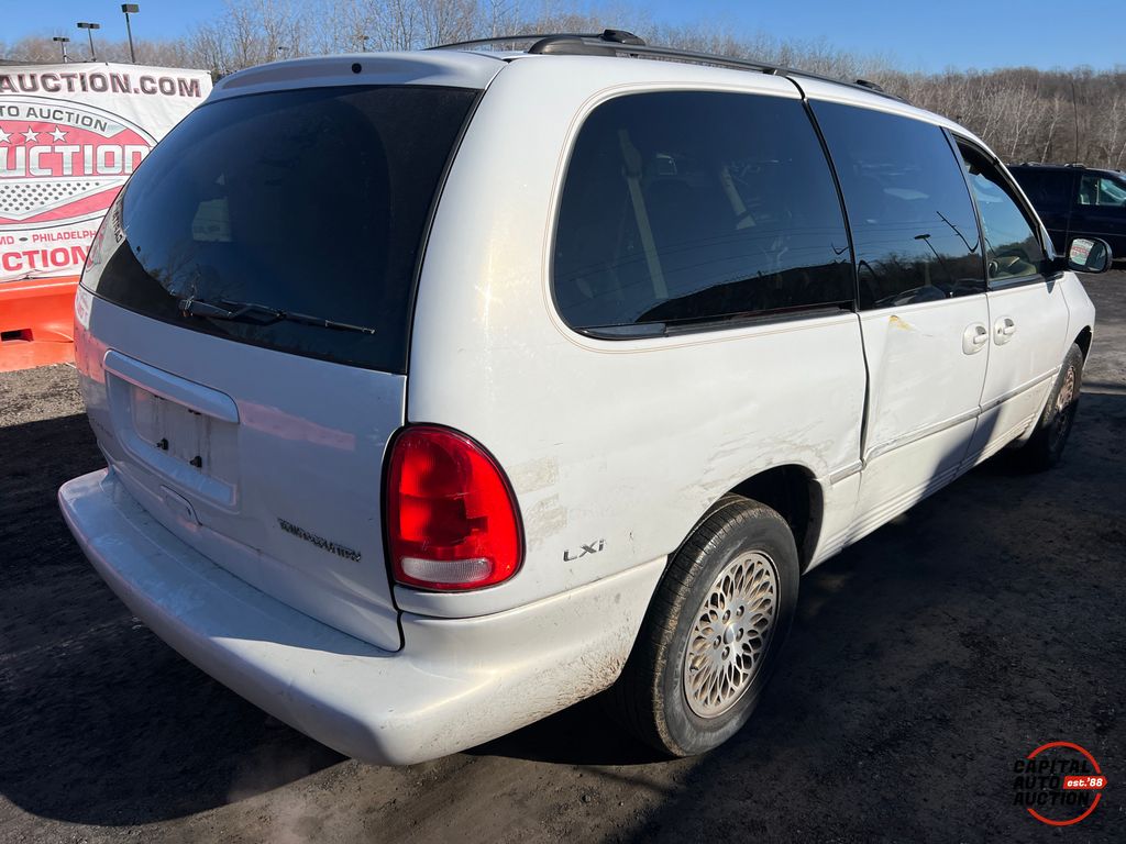 1998 Chrysler Town and Country 3