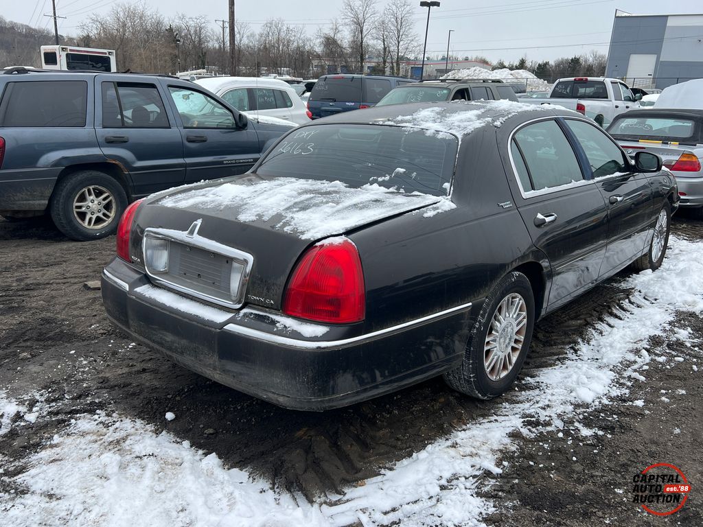 2006 Lincoln Town Car 3