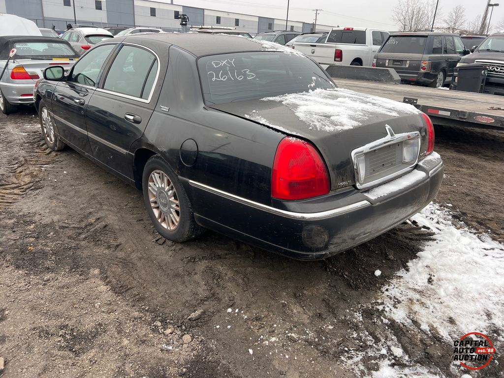 2006 Lincoln Town Car 2