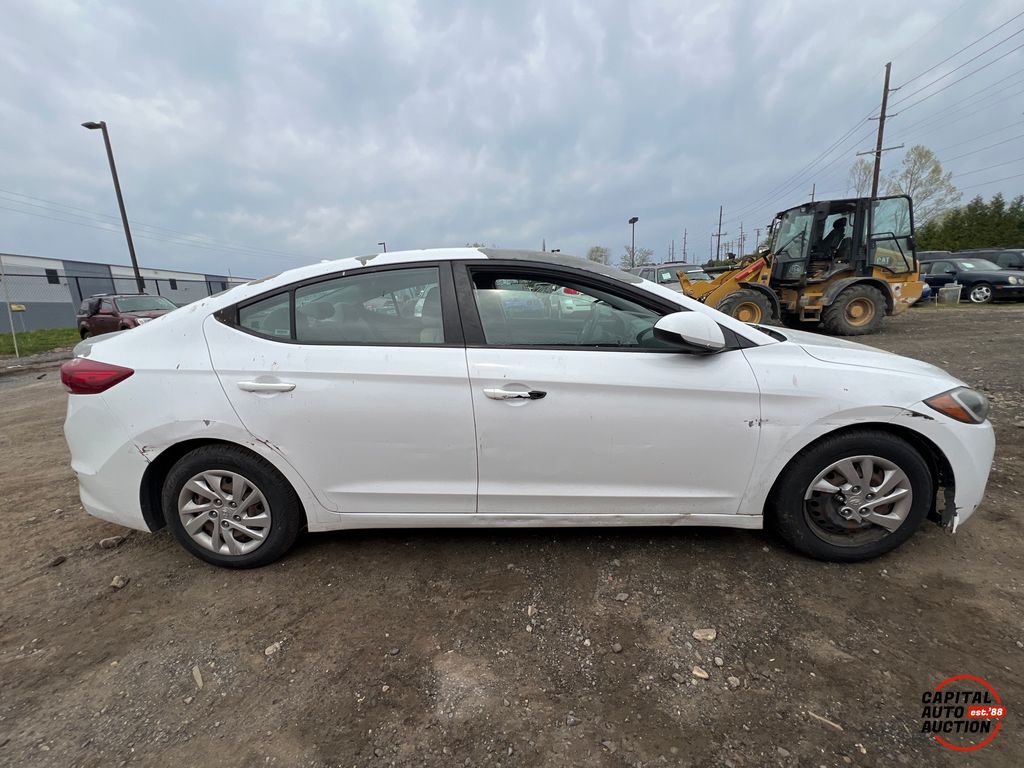 2017 Hyundai Elantra 16