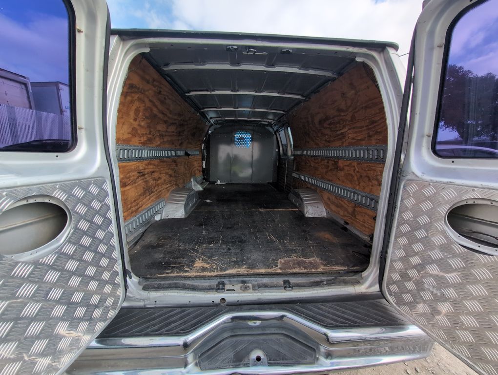 2002 Ford E350 VANS 10