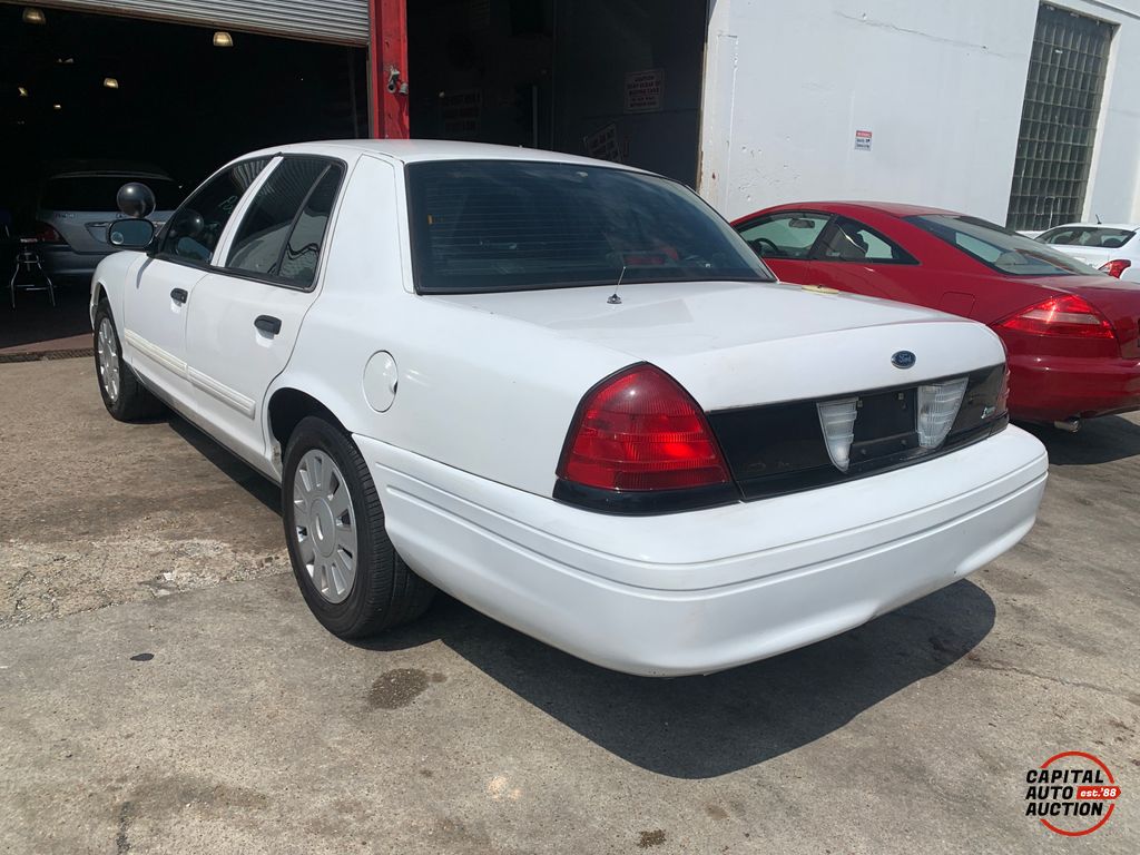 2010 Ford Crown Victoria 2